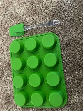 Green Silicone 12-Cup Muffin Pan with Spatula - Unbranded